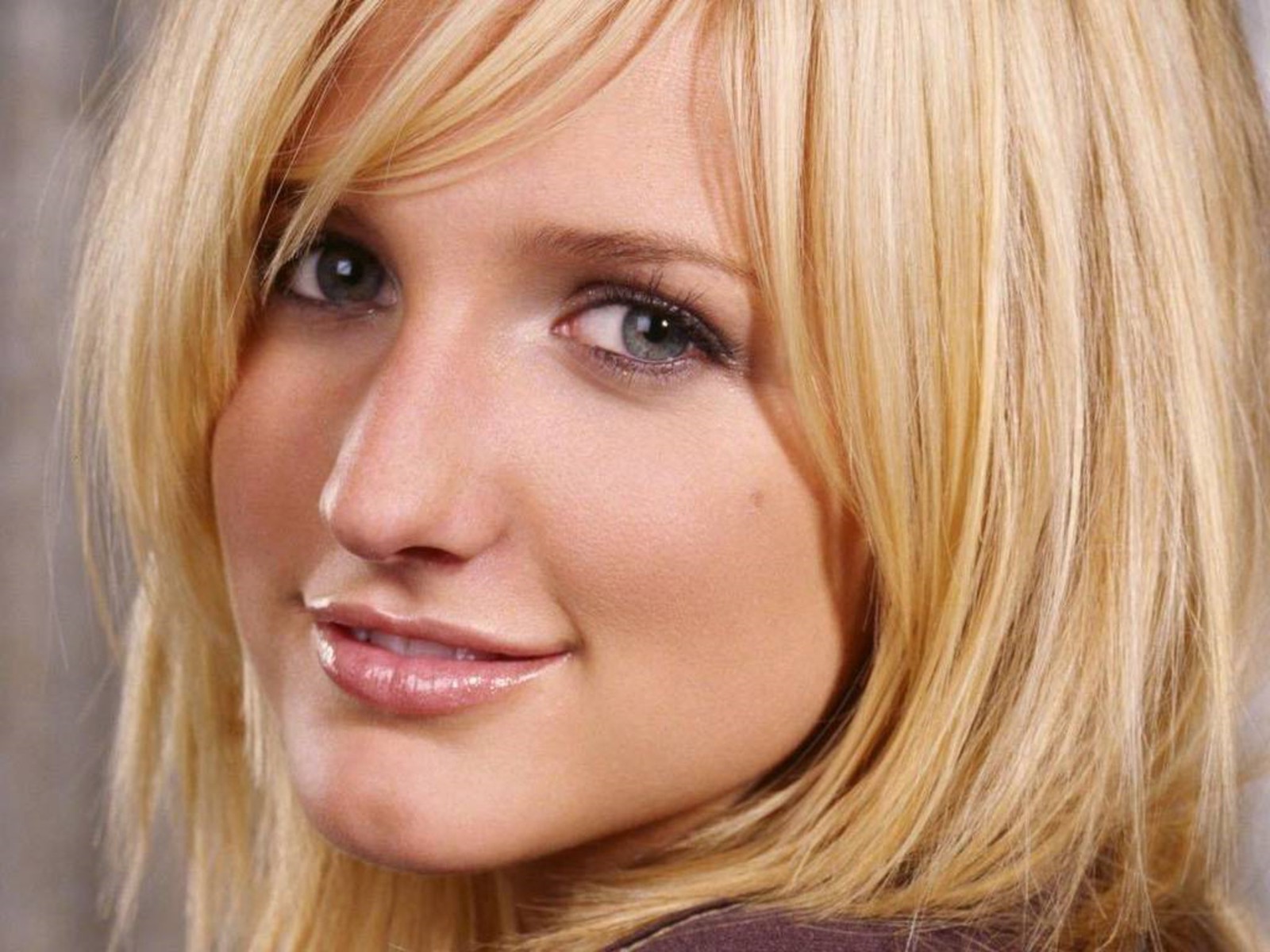 Celebrity Wallpapers: Ashlee Simpson HD Wallpapers