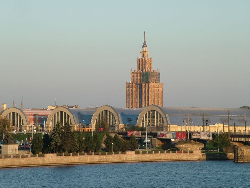 [800px-RigaMarket.jpg]