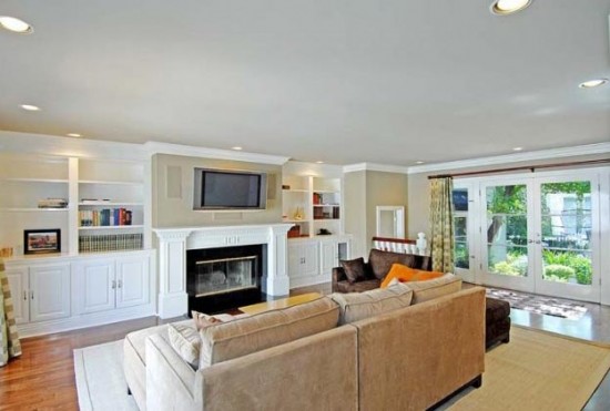 [Brentwood-Traditional-Home-Family-Room-Design-in-Westgate-Ave-Los-Angeles-550x371.jpg]
