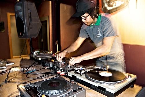 Диджеи brothers. Диджейский пульт на сцене. Dj xz. Lz217ar-dj. Dj ar.