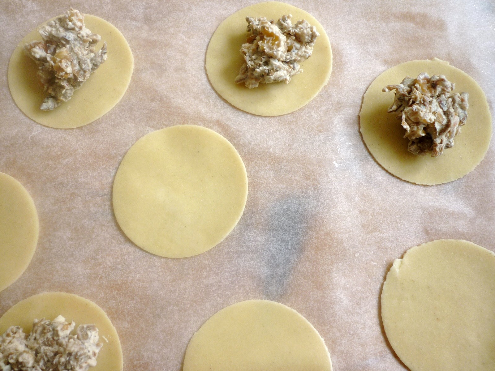 Steinpilzravioli in Zitronenbutter mit Lachsstreifen