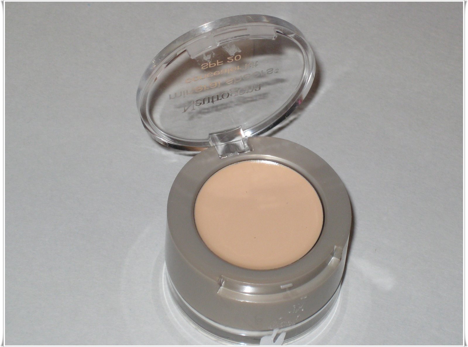 [Neutrogena+Mineral+Sheers+Concealer+2.jpg]