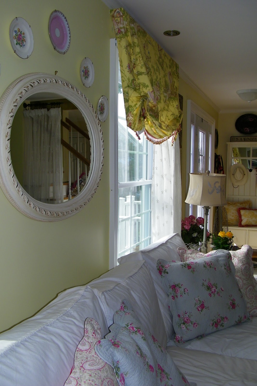 Maison Decor: French Country: Enchanting Yellow & White