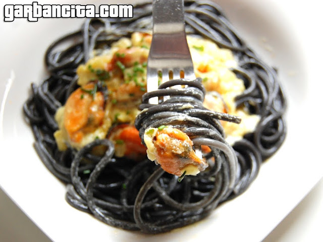 Espaguetis negros con mejillones al vapor con crema de azafrán