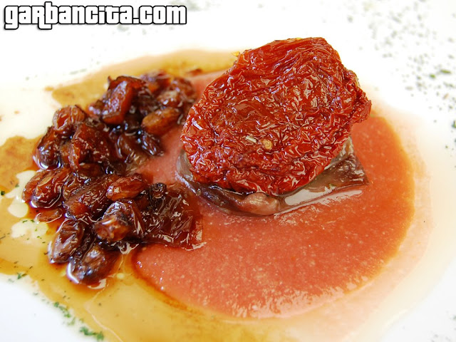 Molleja de pato confitada sobre mar de salmorejo, salsa de orejones y soja con txapela de tomate seco