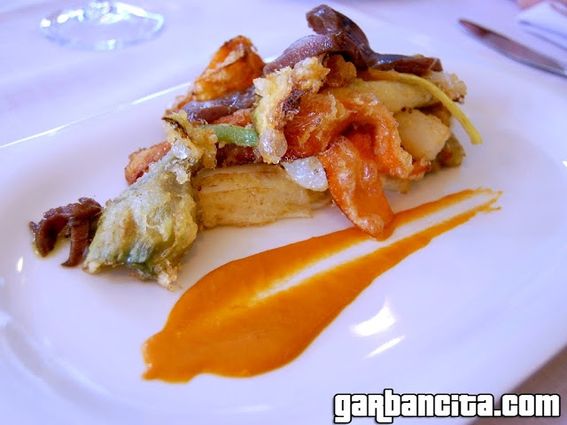 Atun marinado con verduras en tempura romescu