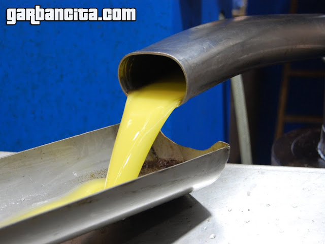 Proceso de limpieza del aceite de oliva