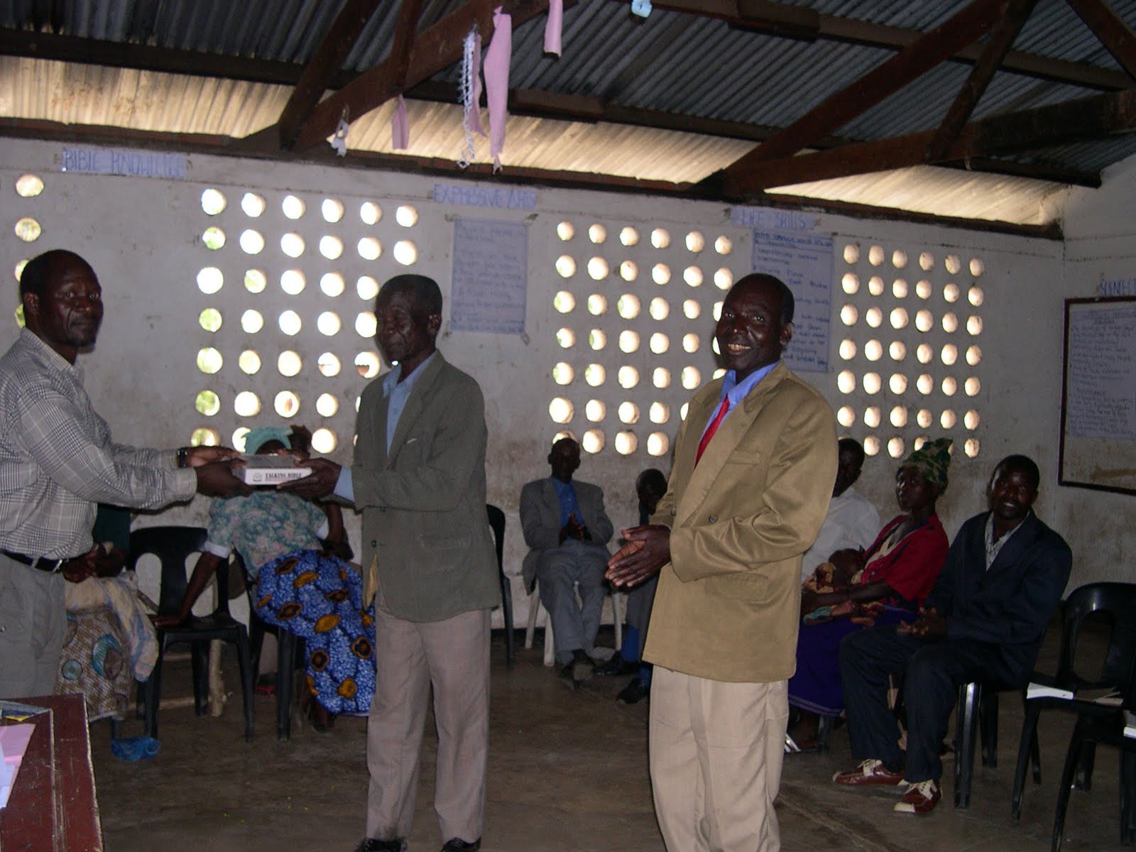 [Amos+with+Chiefs+Sept+2009.JPG]