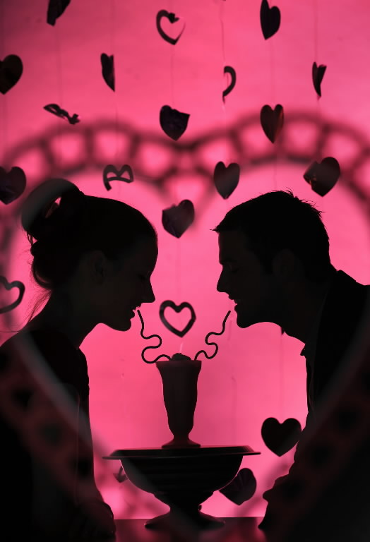 С днем влюбленных картинки. Романтическое свидание. Парень и девушка в ресторане. Романтический подарок девушке. Наруто валентинка 2023.