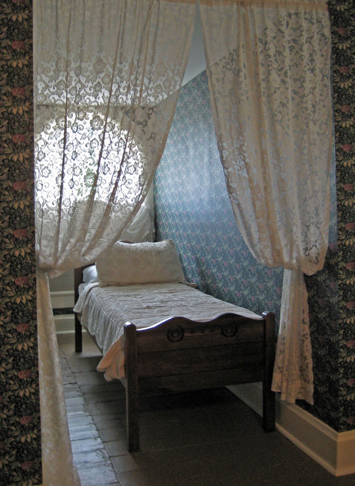 [littlebed.jpg]