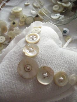 [klHerzKnöpfenäh.JPG]