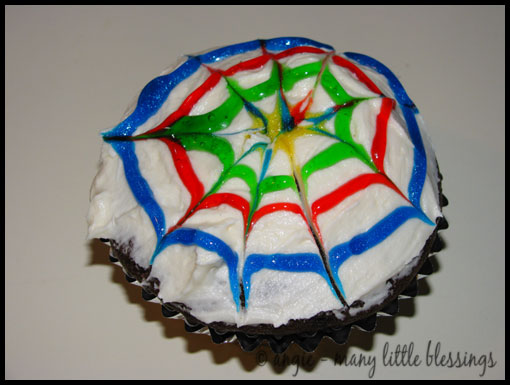 [spin_art_cupcakes_5.jpg]