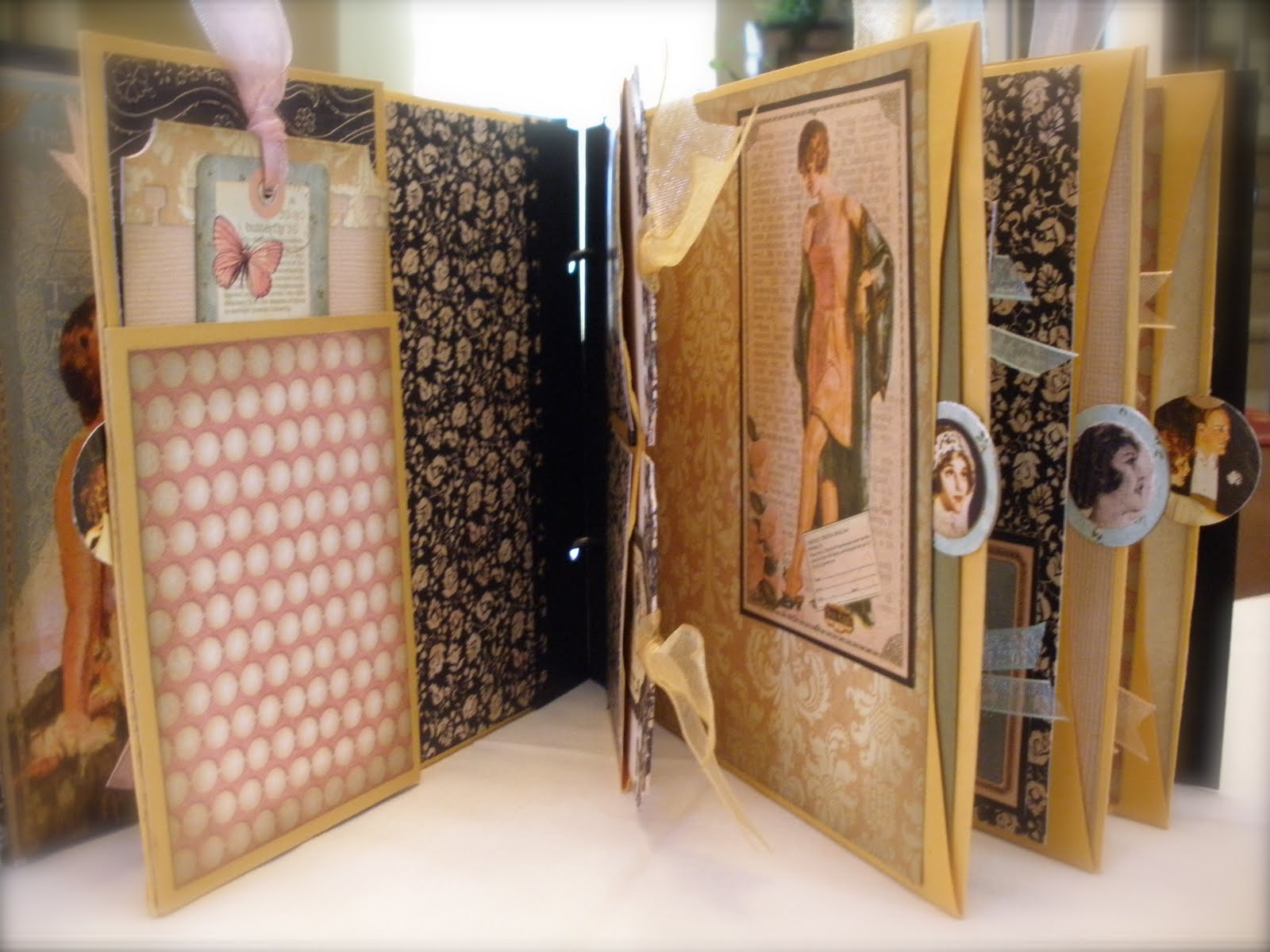 Le'Romantique EZ Fold Mini Album, with Maresa Card Making