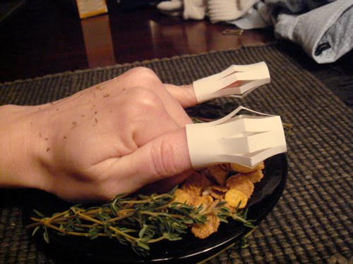 Comique: How to Prepare a Thanksgiving Hand Turkey