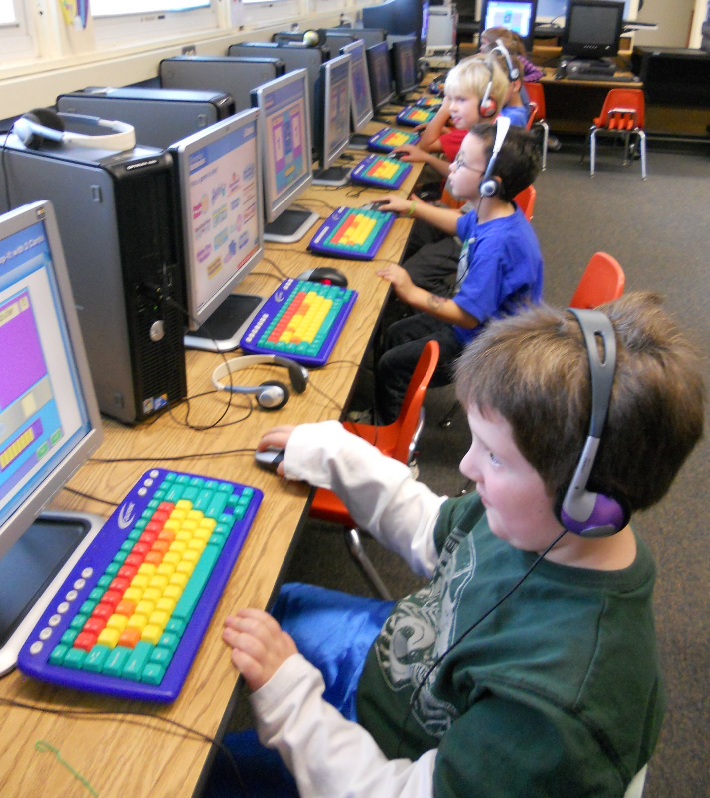 Mrs. Sorenson's First Grade: A visit to the computer lab!