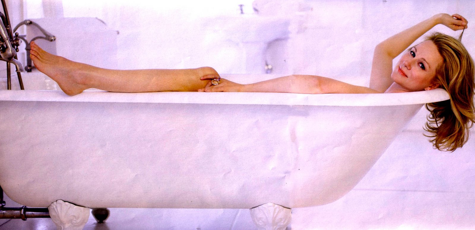 [Laura_Linney12.jpg]