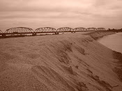 Puente, arena y rio