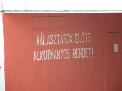 Óbuda, Magyarország, Budapest, falfirka, graffiti, street art, Árpád híd, firka,  graffiti,  III. kerület, Választások előtt alkotmányos rendet