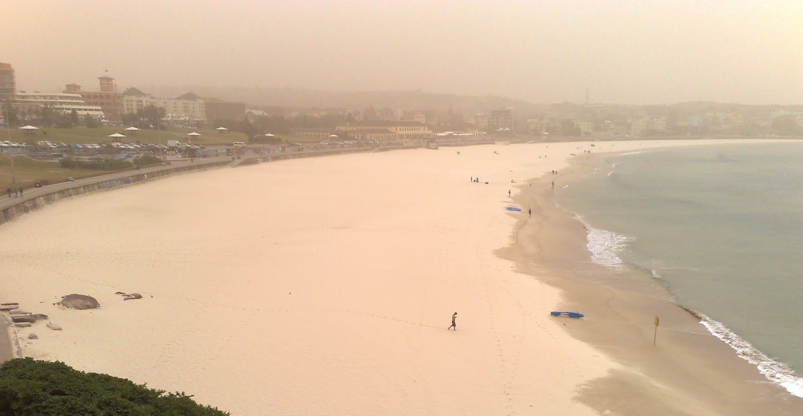 [bondi+beach+dust+mid+morning+090923.jpg]