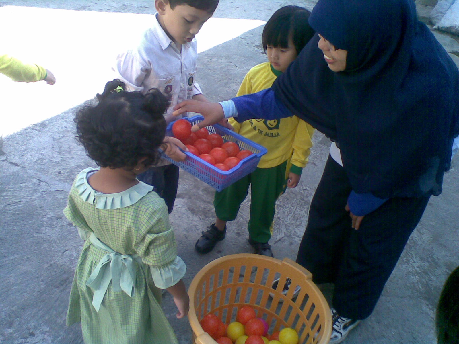 PG - TK AULIA CIMAHI: Berolahraga, menggambar dan mewarnai