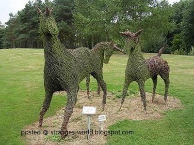 [Unicorns-grass-sculptures.jpg]