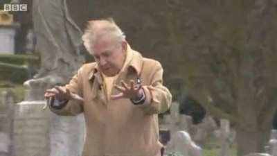 Ray Gosling på en kirkegård