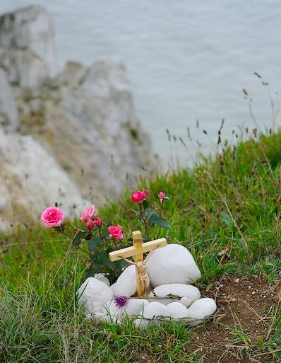 Kors og blomster på kanten af Beachy Head, som minde om selvmord