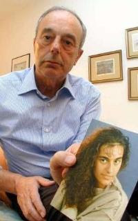 Beppino Englaro med et billede af sin datter, Eluana Englaro