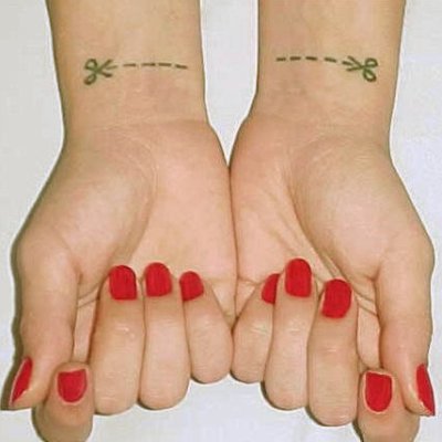 Håndled tattoo: Cut here (dårlig opskrift på selvmord)
