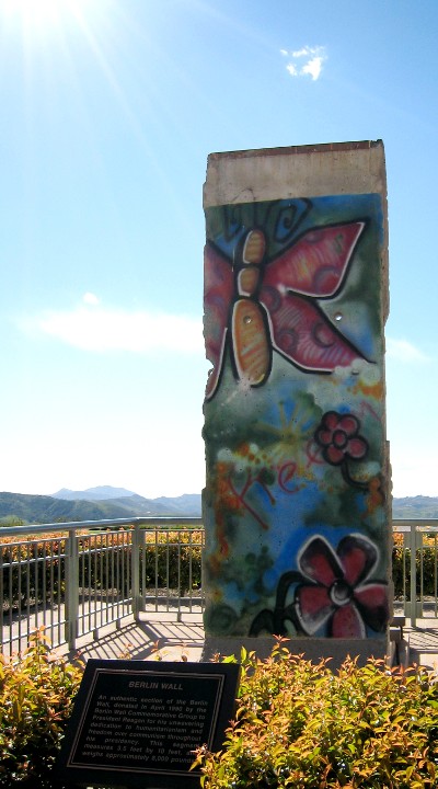 En stump af Berlin-muren, med en sommerfugl