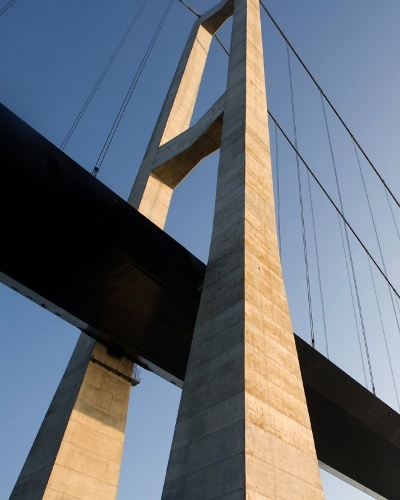 Storebæltsbroen, en pylon set nedefra