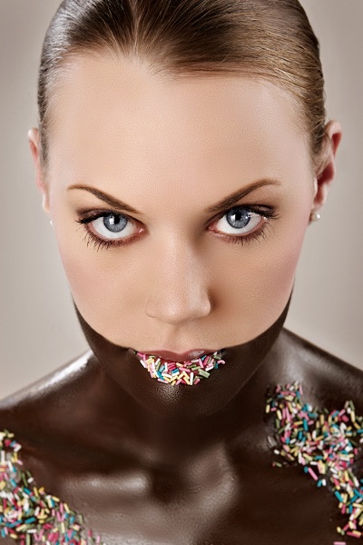 Pige med overtræk af chokolade-glasur og krymmel