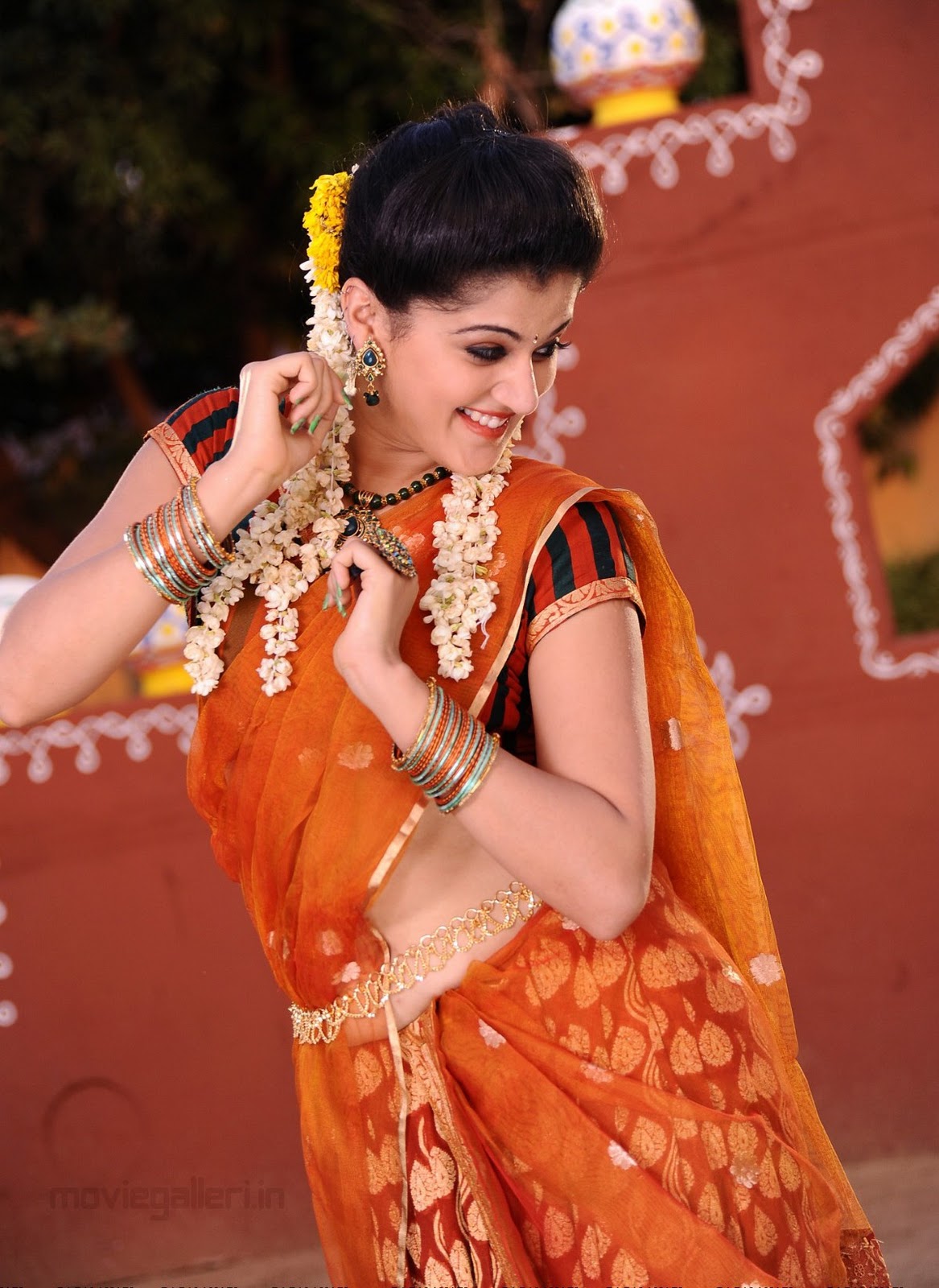 Tapasee Hot HQ Pics, Tapasee Pannu Navel Images, Tapsee Hot Photo ...