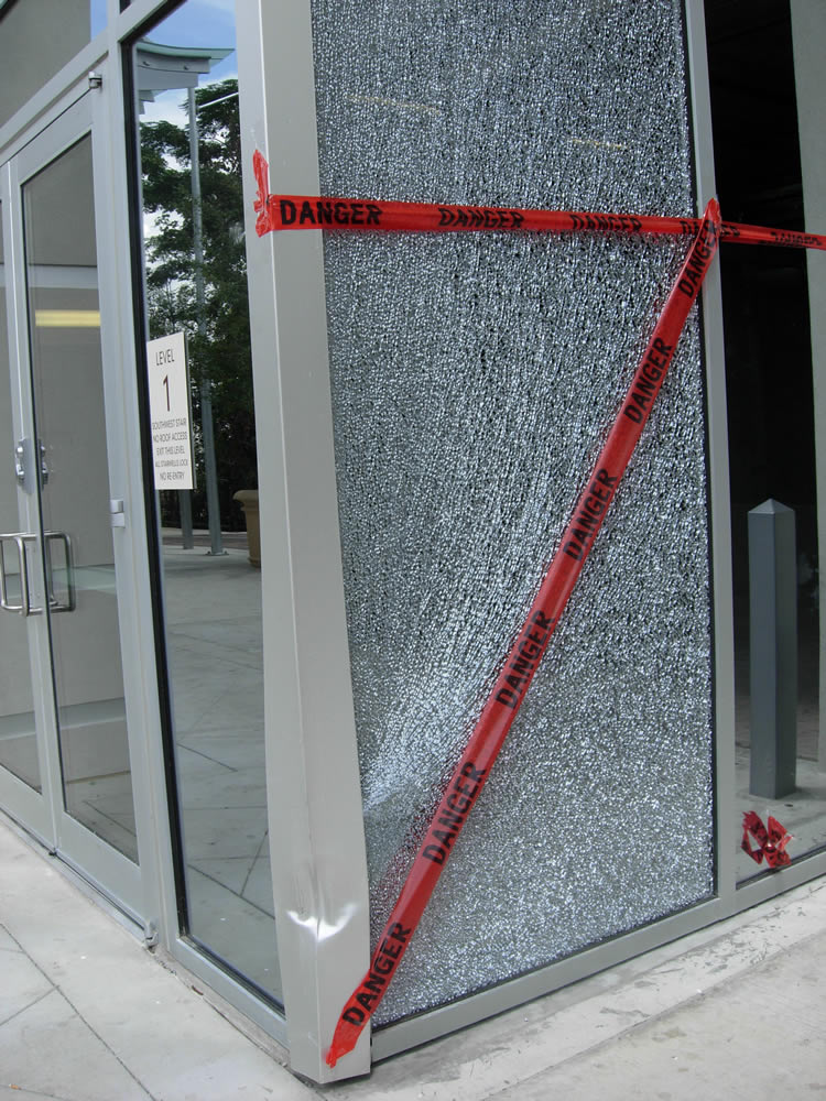 [20080823SmashedGlassWestOfLoadingDockThe360.jpg]