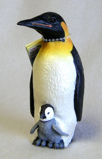 [penguin-emperor-and-chick-plastic-f1650.jpg]