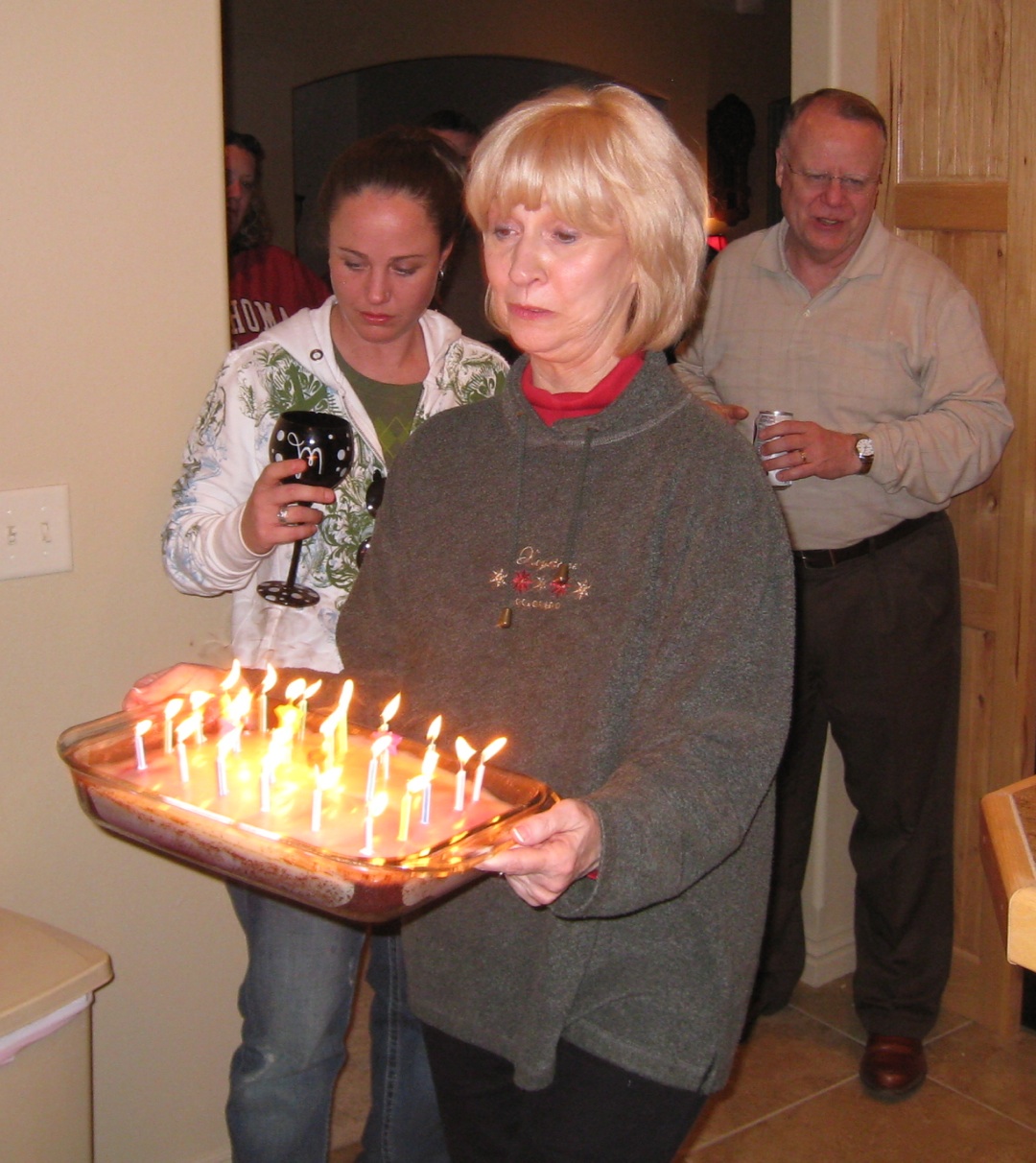 http://3.bp.blogspot.com/_Dc7jZhZEWu0/S7jBvDksPdI/AAAAAAAAGlI/zG7lU_3ErGI/s1600/Cheryl+with+birthday+cake+cropped+and+email+size.jpg