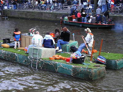 Cantand pe canale in Olanda