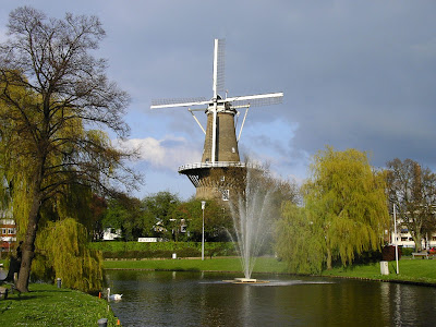 Tipic Olanda: moara de vant la Leiden