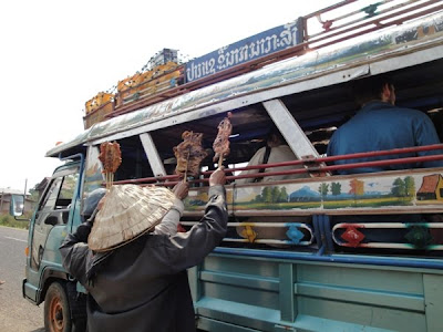 Vanzator de mancare in Laos