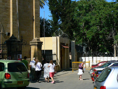 Imagini Cipru: Linia Verde cu sarma ghimpata si baricade