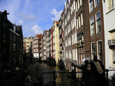 Imagini Olanda: biciclete si canale in Amsterdam