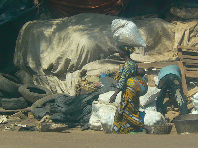 Imagini Bamako: femeie cu un sac pe cap