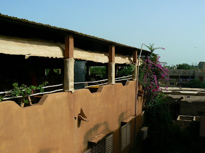 Cazare Mali: hotel Y'a Pas de Probleme Mopti - restaurantul de pe acoperis