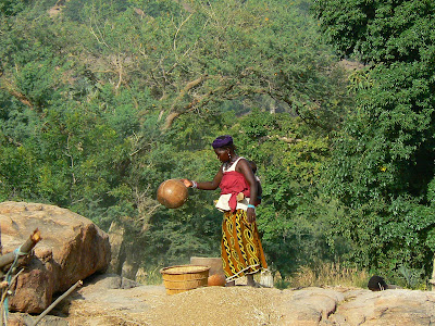 Imagini Pays Dogon: femeie care treiera grane (milet)