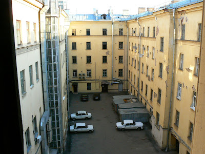 Cazare Rusia: Hostel Zimmer curtea interioara