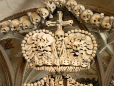 Imagini Cehia: Kutna Hora coroana facuta din oase