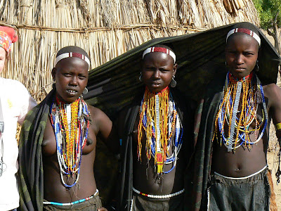 Imagini Etiopia: adolescente topless - Arbore