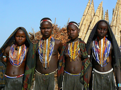 Imagini Etiopia: adolescente pozand - Arbore
