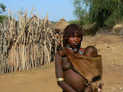 Imagini Etiopia: Hamer - sat african, mama cu copil