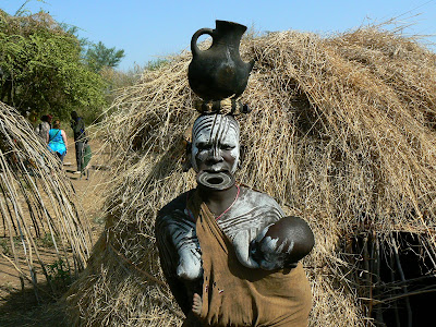 Obiective turistice Etiopia: fotomodel mursi, femeie alaptand copil